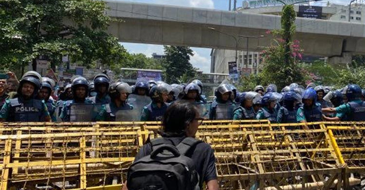 পুলিশের সঙ্গে ধস্তাধস্তিতে শাহবাগ মোড়ে শেষ বাম জোটের বিক্ষোভ