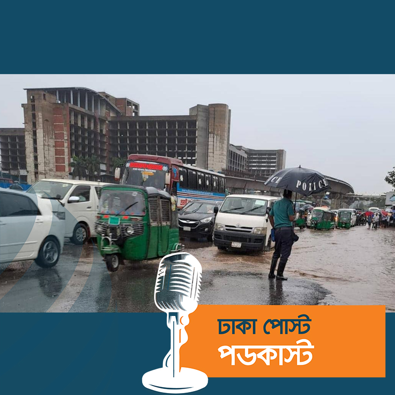 মোটর বসিয়ে উত্তরার সড়কের খানাখন্দ-গর্তে জমা পানি সরাচ্ছে পুলিশ