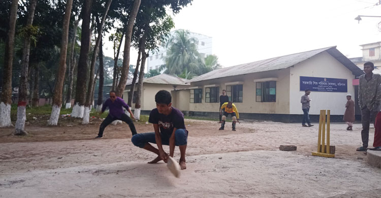 ব্যাট পেতে রেখেছেন ব্যাটসম্যান, বলের আওয়াজ শুনেই মারবেন