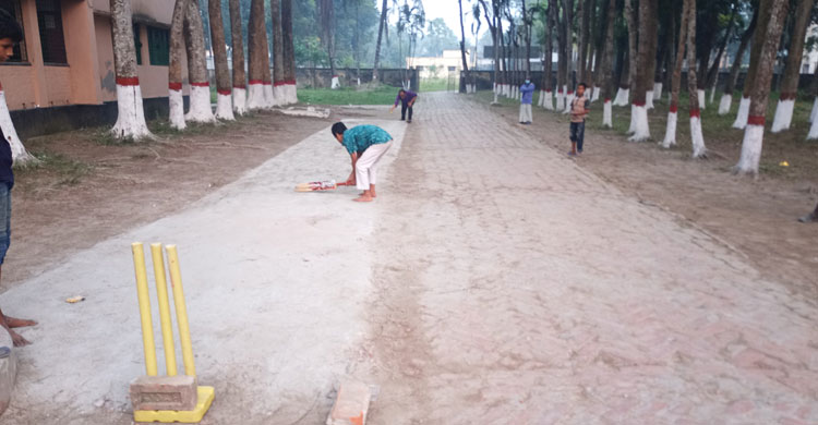 বল করছেন একজন, আরেকজন প্রস্তুত