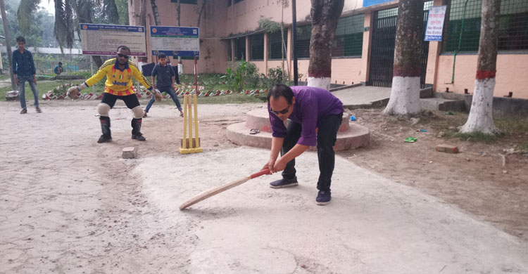 এক দৃষ্টিপ্রতিবন্ধী ব্যাট করছেন