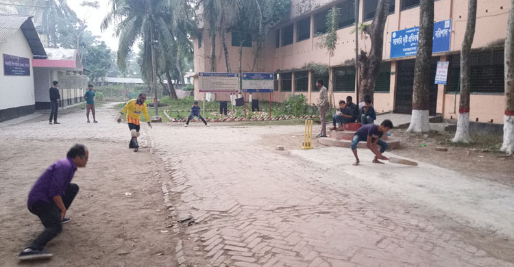 সবাই প্রস্তুত ব্যাটসম্যানকে ঘিরে