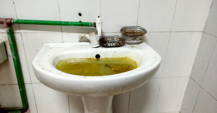 বেসিনেও পানি জমে ময়লা হয়ে আছে