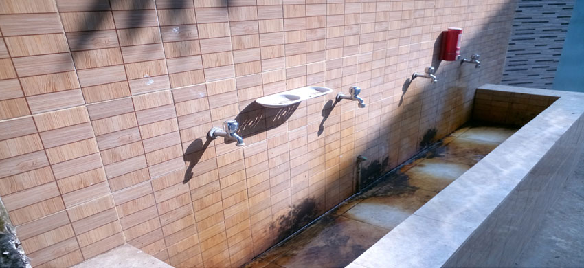 জেলা জনস্বাস্থ্য প্রকৌশল অধিদফতরের সামনের বেসিনে পানি আছে, সাবান নেই