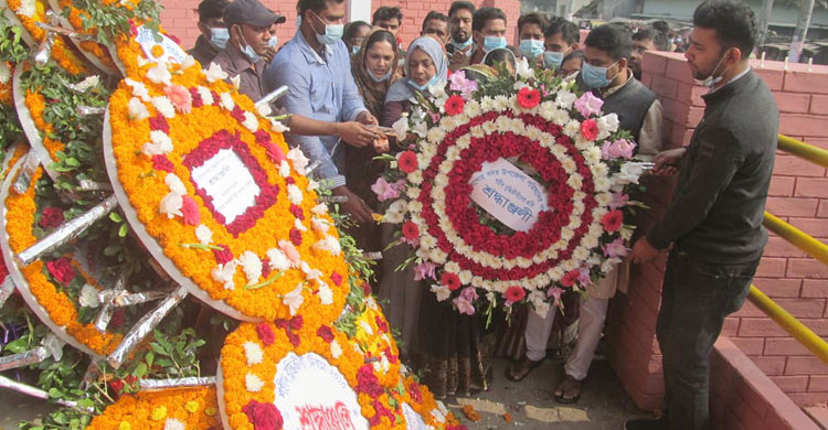 বেদিতে জুতা পায়ে নেতাকর্মীরা
