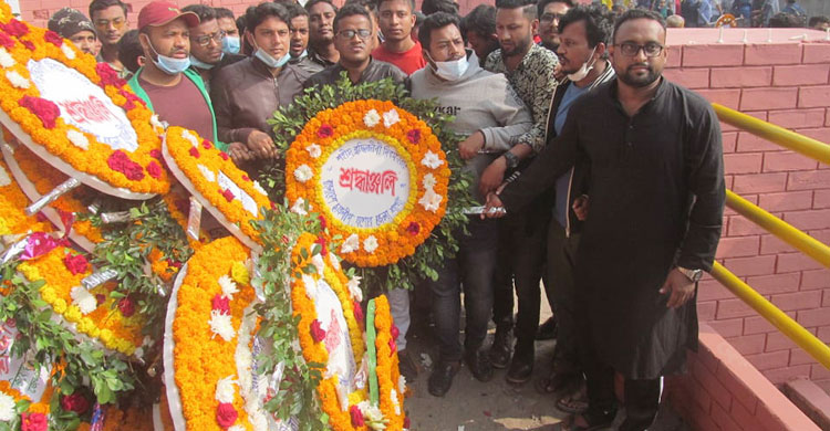 বেদিতে জুতা পায়ে নেতাকর্মীরা