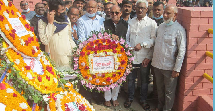 বেদিতে জুতা পায়ে নেতাকর্মীরা