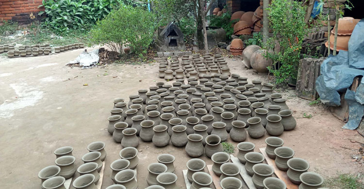 মাটির তৈরি পাত্র রোদে শুকানো হচ্ছে