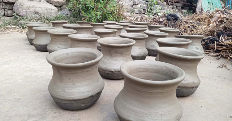 মাটির তৈরি হাঁড়ি রোদে শুকানো হচ্ছে