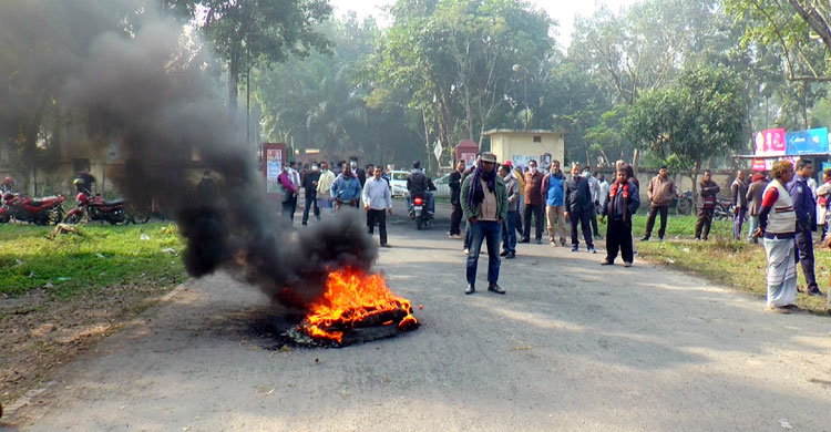 রাস্তায় টায়ার জ্বালিয়ে বিক্ষোভ করেন আখচাষি ও শ্রমিক-কর্মচারীরা