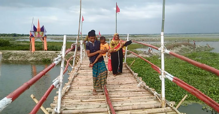 এই সাঁকো দিয়ে নারী ও শিশুরাও ভয়ে ভয়ে পার হয়