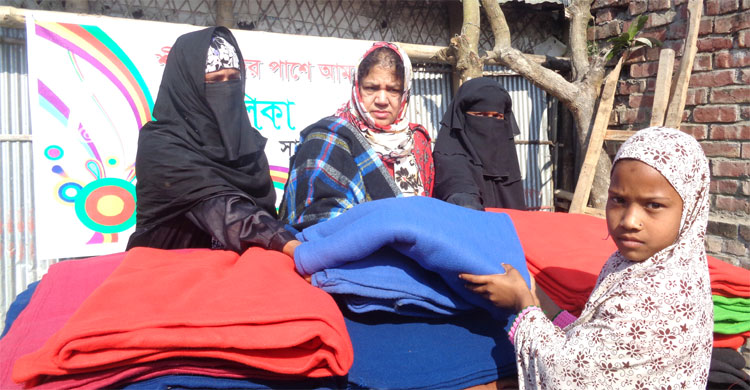 রংপুরে সংগঠনের উদ্যোগে বিরতরণ করা হচ্ছে শীতবস্ত্র