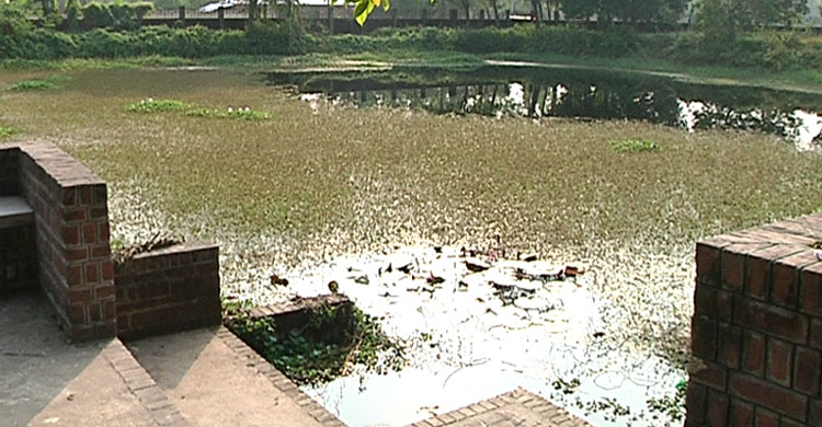 স্মৃতিচিহ্ন কেন্দ্রের ভেতরের পুকুর