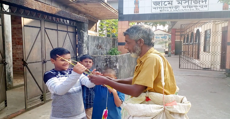 শিশুদের বুঝিয়ে দিচ্ছেন কীভাবে বেহালা বাজাতে হবে
