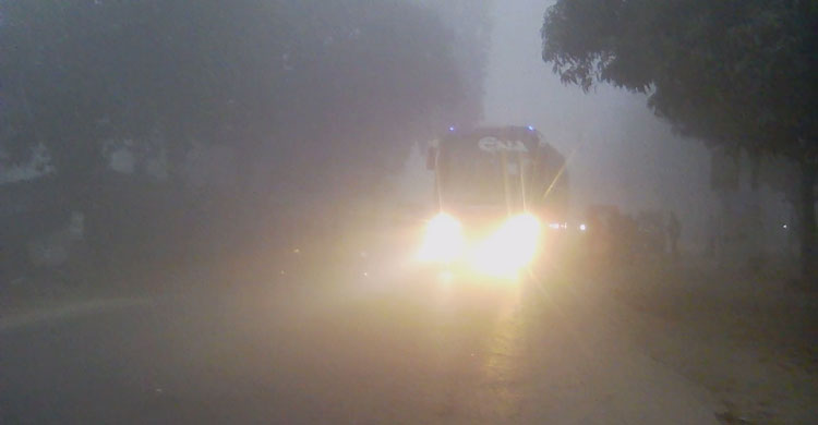 সকালেও বাতি জ্বালিয়ে চলতে হয় যাবনবাহনকে