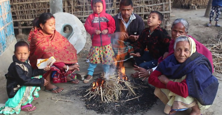 আগুন জ্বালিয়ে শীত নিবারণের চেষ্টা