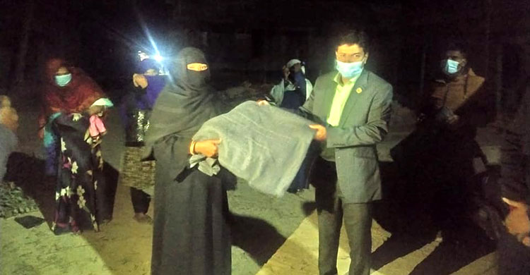 বাড়িতে বাড়িতে গিয়ে বিতরণ করা হচ্ছে