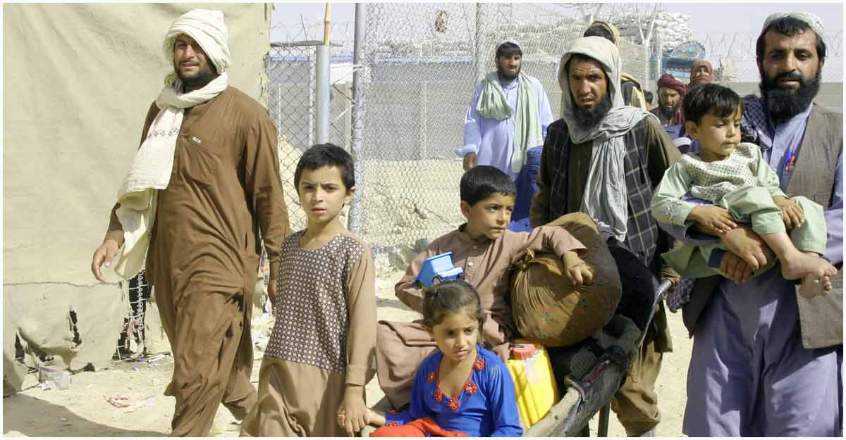 বিমানবন্দর বন্ধ, দেশ ছাড়তে মরিয়া আফগানরা ছুটছে সীমান্তে