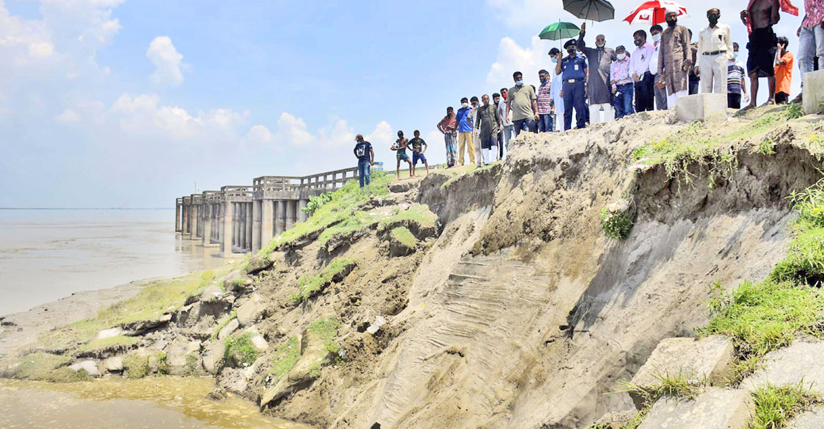 বন্যা নিয়ন্ত্রণ বাঁধের ২০ মিটার যমুনায় বিলীন, হুমকিতে ১৫ গ্রাম