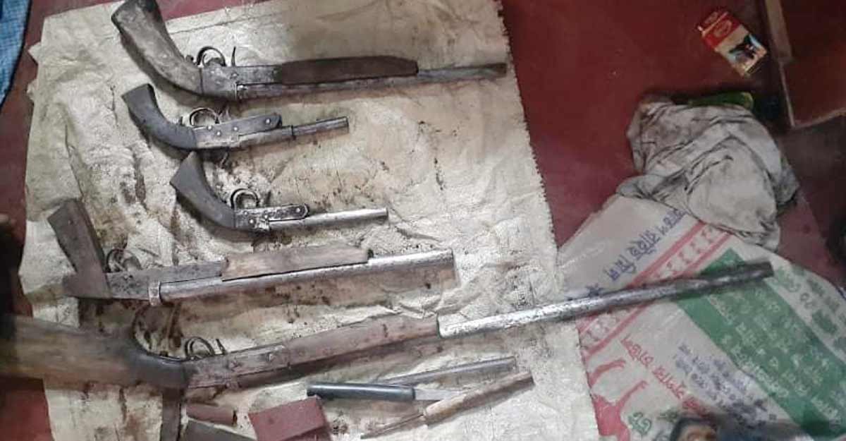 মহেশখালীর পাহাড়ে অস্ত্র কারখানা, কারিগর আটক