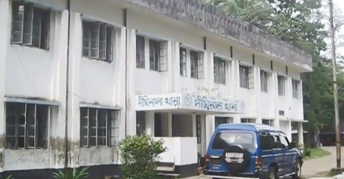 বাবাকে কুপিয়ে মেরে ফেলল ছেলে