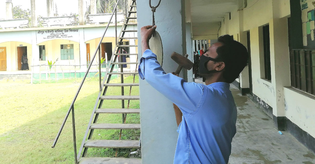 দেড় বছর পর বাজল স্কুলের ঘণ্টা