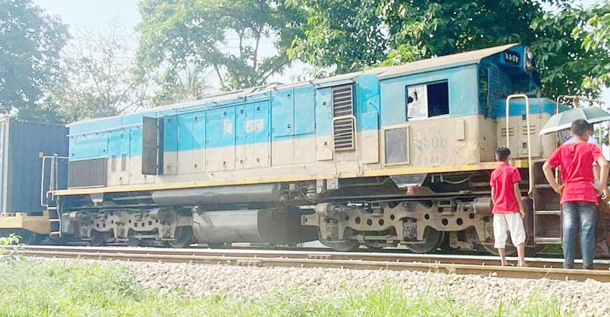 লেভেলক্রসিংয়ে ট্রেনের ধাক্কায় মোটরসাইকেলের ২ আরোহী নিহত