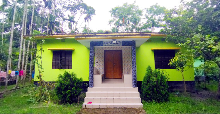 পরীমণির নানার বাড়ি। ছোটবেলায় তিনি এখানেই বসবাস করেন