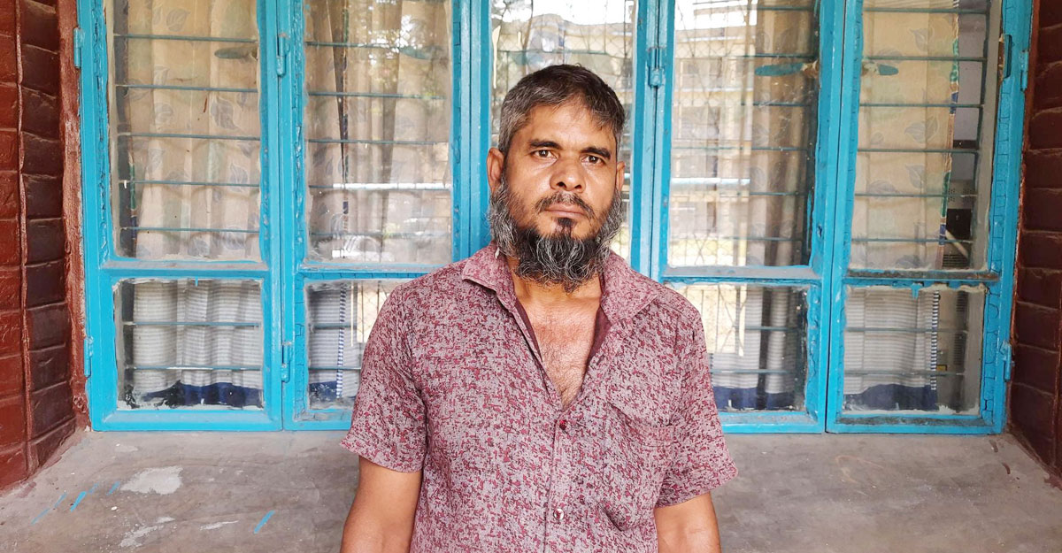 ভ্যানের চাকায় কাটবে সংসারের আঁধার