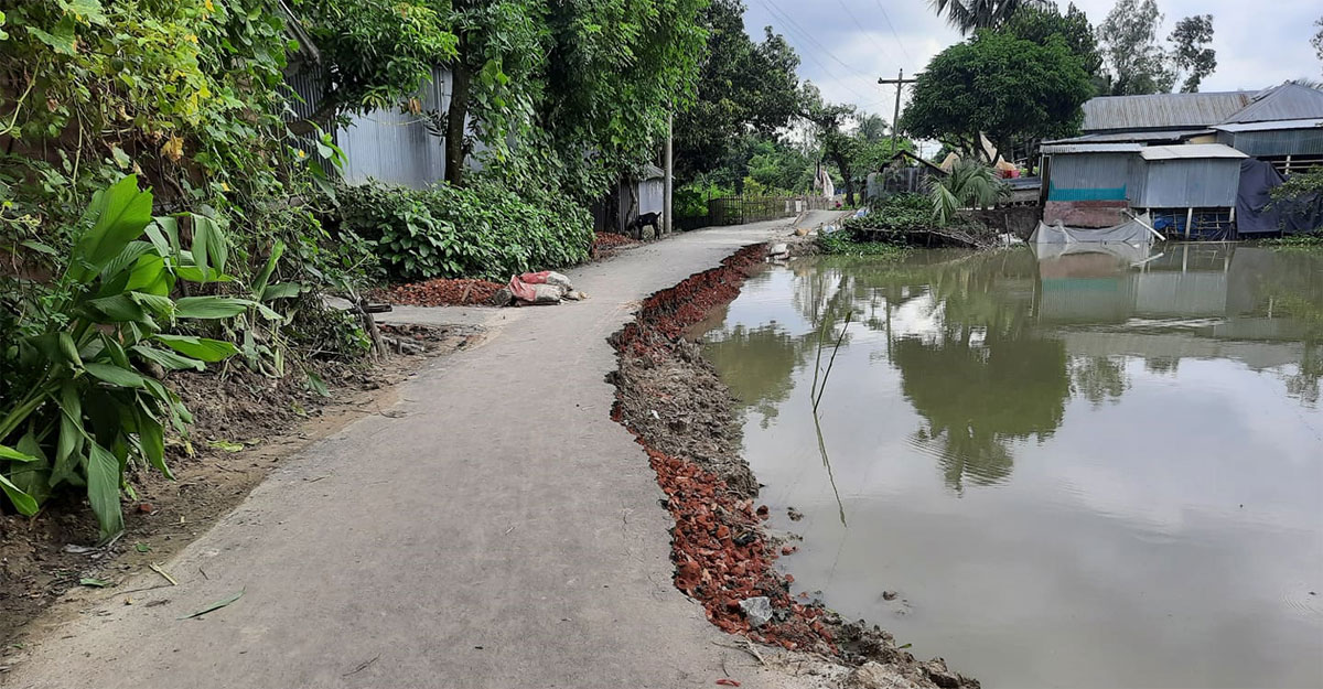 ১৫ দিনেই ধসে গেল ৮০ লাখ টাকার রাস্তা