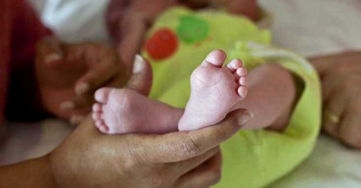 ২২ দিনের শিশুসন্তান বিক্রি করে ভ্যান কিনলেন বাবা