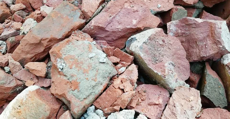 বড় বড় খোয় ব্যবহৃত হচ্ছে