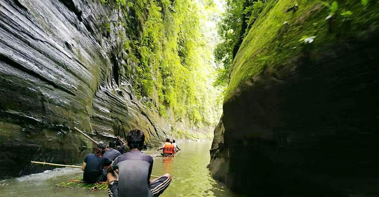 আঁকাবাঁকা রোয়াংছড়ি নদী