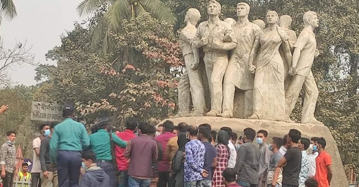 ফের পুলিশের বাধায় পণ্ড সাত কলেজের কর্মসূচি