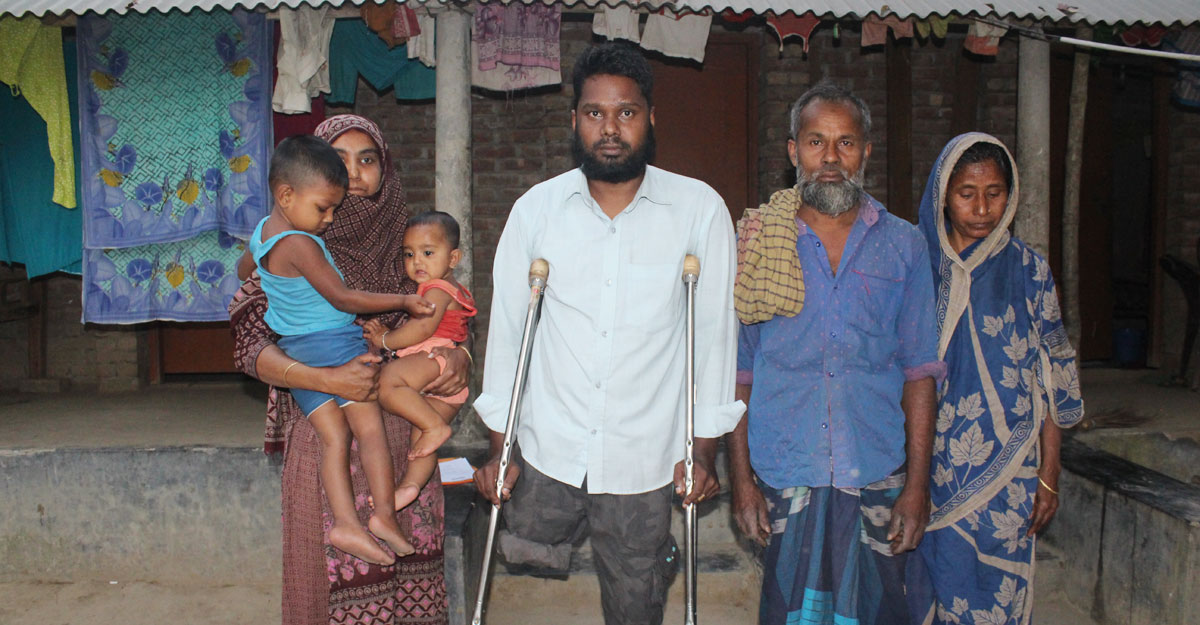 পা হারানো ফারুকের কাটছে দুঃসহ জীবন