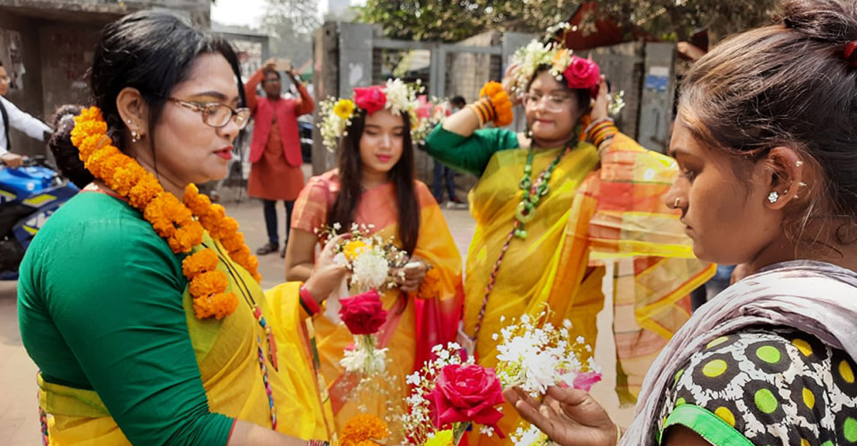 ফাগুন আর ভালোবাসার আগুন ফুলের বাজারে