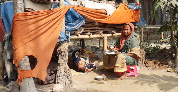 মেরিনাকে খাইয়ে দিচ্ছেন তার খালা ছালেহা বেগম