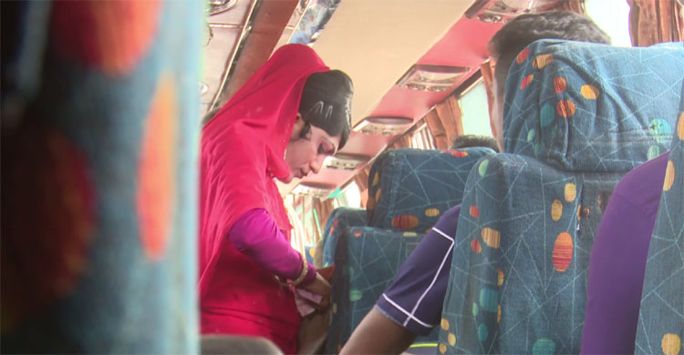 গাড়িতে টাকা তোলেন তারা