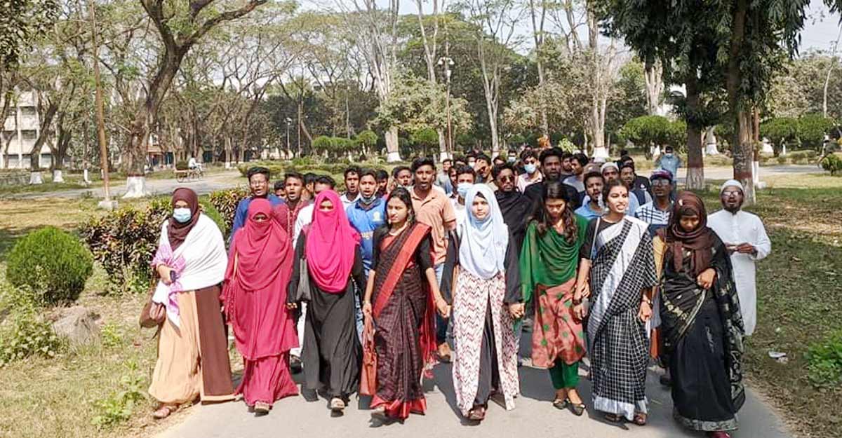 হল খোলার দাবিতে ইবিতে বিক্ষোভ