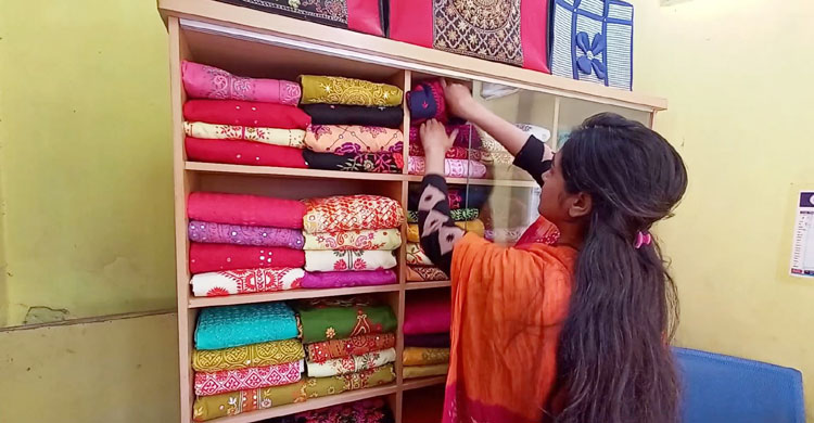 সায়রা হস্তশিল্পের স্বত্বাধিকারী মোহনা আক্তার