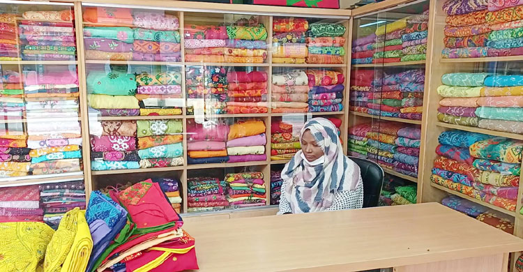 জীবিকা হস্তশিল্পের স্বত্বাধিকারী হালিমা দেওয়ান ঝিনুক 