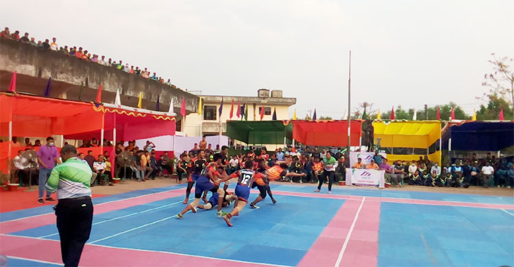 কাবাডি খেলছেন খেলোয়াড়রা