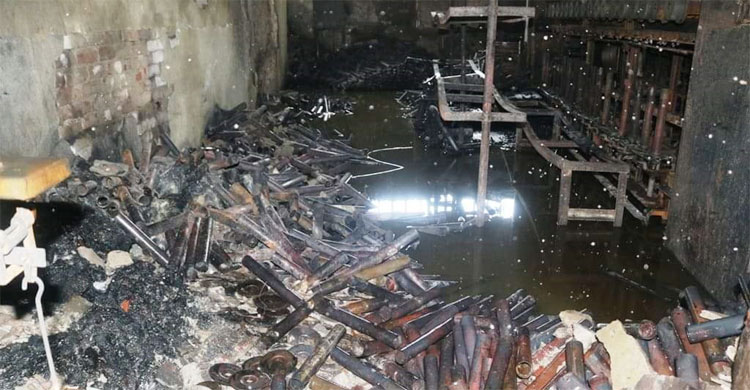 অগ্নিকাণ্ডে পুড়ে গেছে কাঁচামাল ও মেশিন