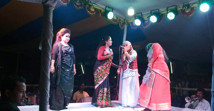 মঞ্চে যাত্রাশিল্পীরা