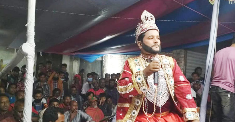 মঞ্চে যাত্রাশিল্পী