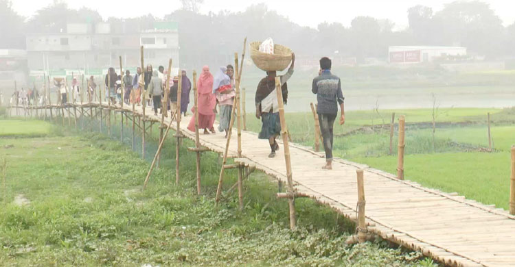 ঝুঁকি নিয়ে এভাবেই পারাপার হচ্ছে সবাই