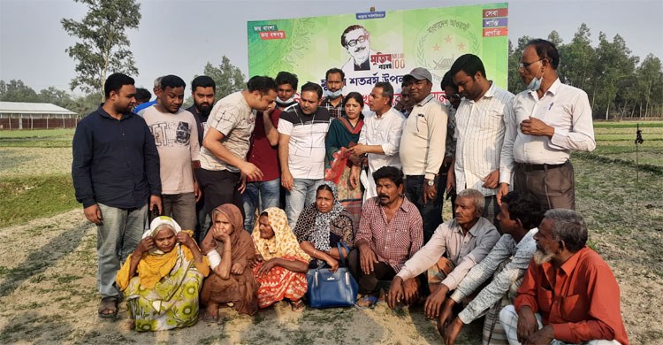 আট ভূমিহীন পরিবার পেল জমি