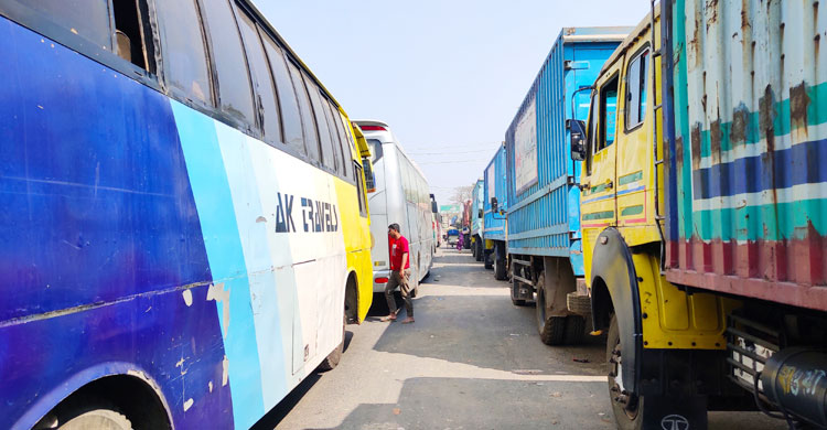 অপেক্ষায় যাত্রীবাহী বাস