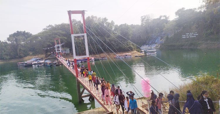 ঝুলন্ত ব্রিজ দেখতে পর্যটকরা