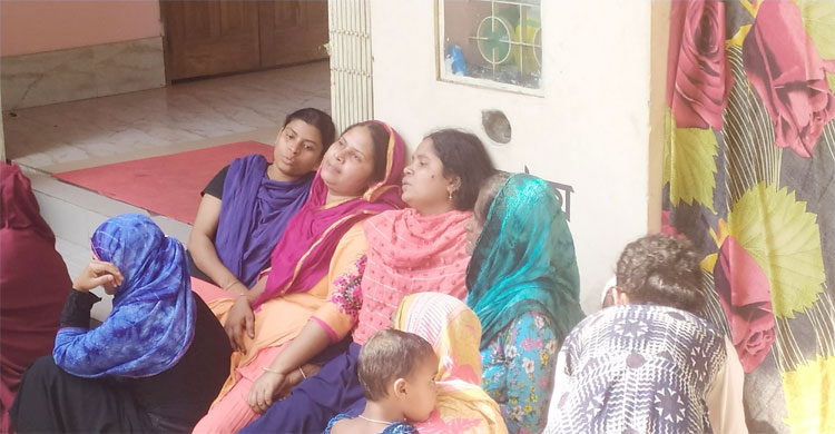 আগুনে সব হারিয়ে দিশেহারা স্থানীয় বাসিন্দারা